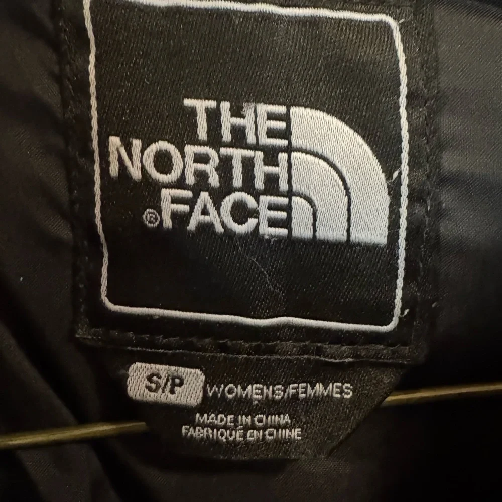 The North Face Women's Quilted Black 550 Jacket - Picture 3 of 3
